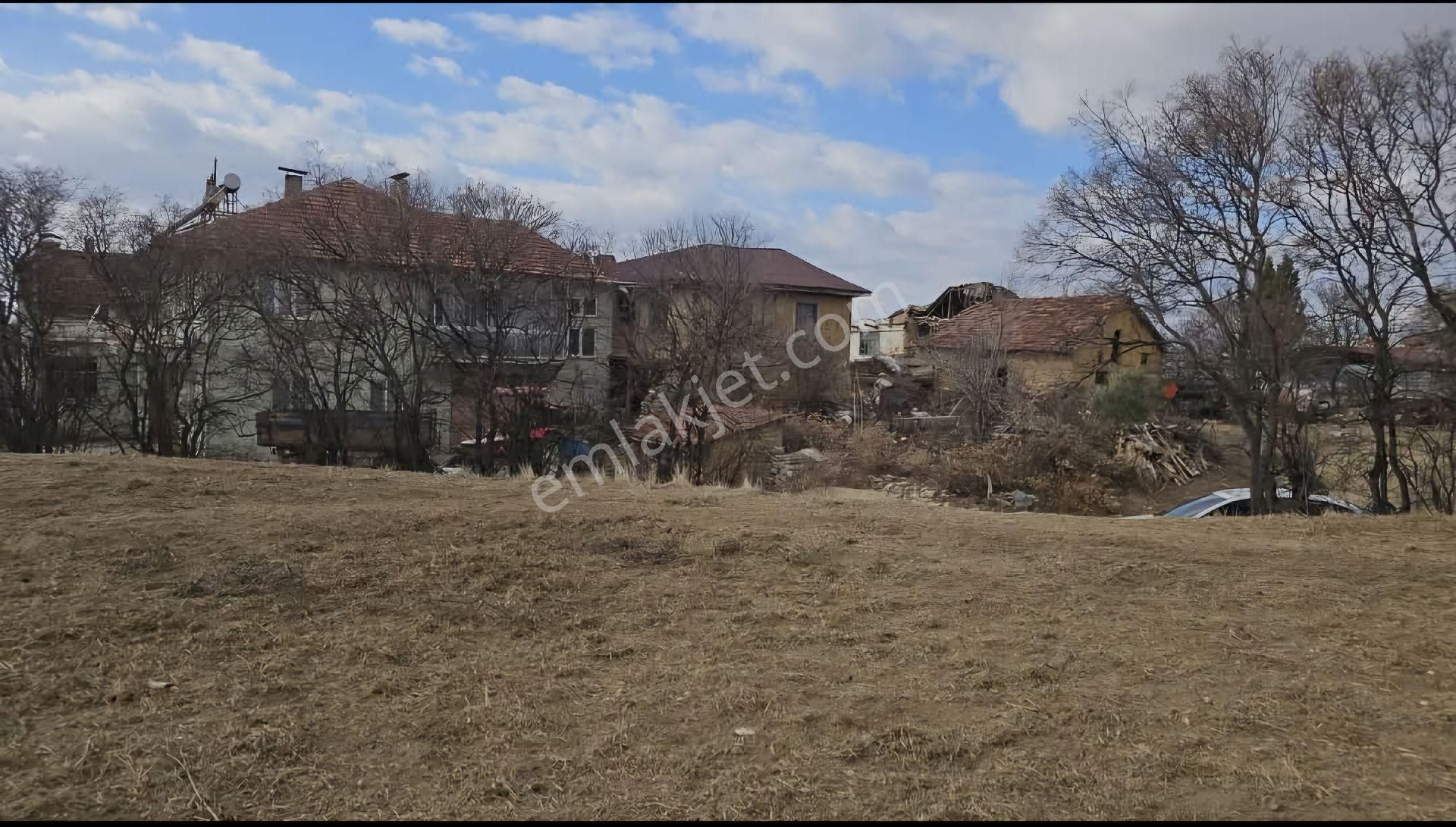 Uşak Merkez Ortaköy Köyü Satılık Konut İmarlı Uşak Merkez Ortaköyde Satılık 621 M2 İmarlı Arsa