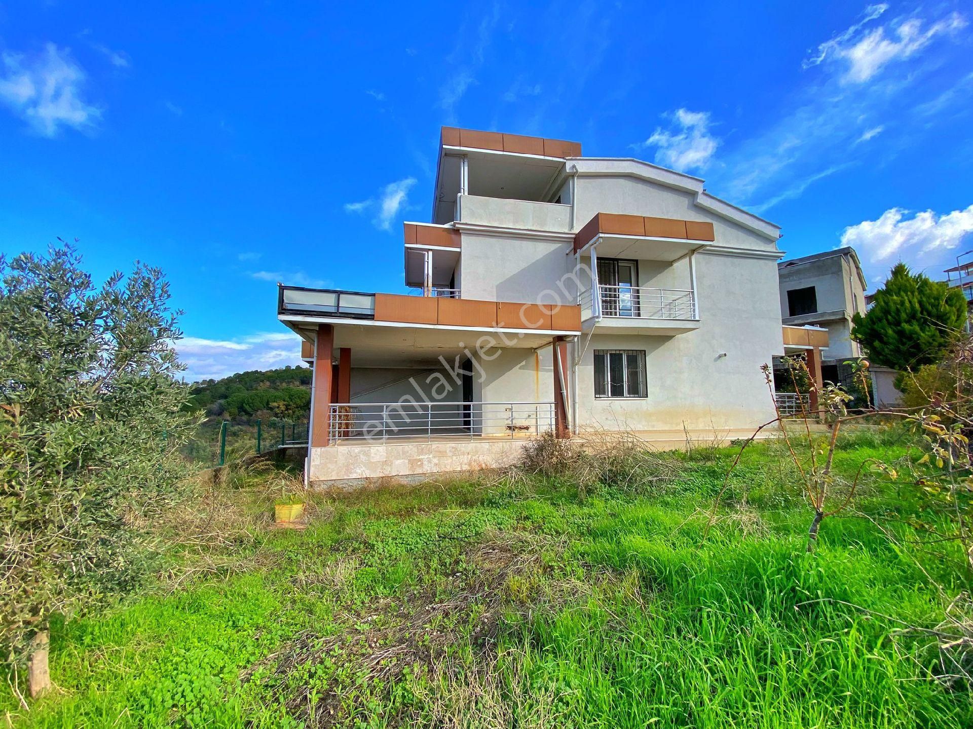 Kuşadası Davutlar Satılık Daire Kuşadası Davutlar'da Panoramik Deniz Ve Doğa Manzaralı Benzersiz Satılık Tripleks Villa