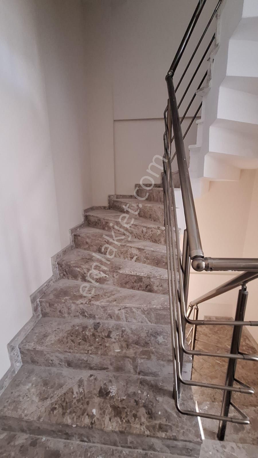 Buca Hürriyet Mahallesinde Kiralık 2+1 Arakat Asansörlü Açık Mutfak Doğalgazlı Daire - Görsel 3