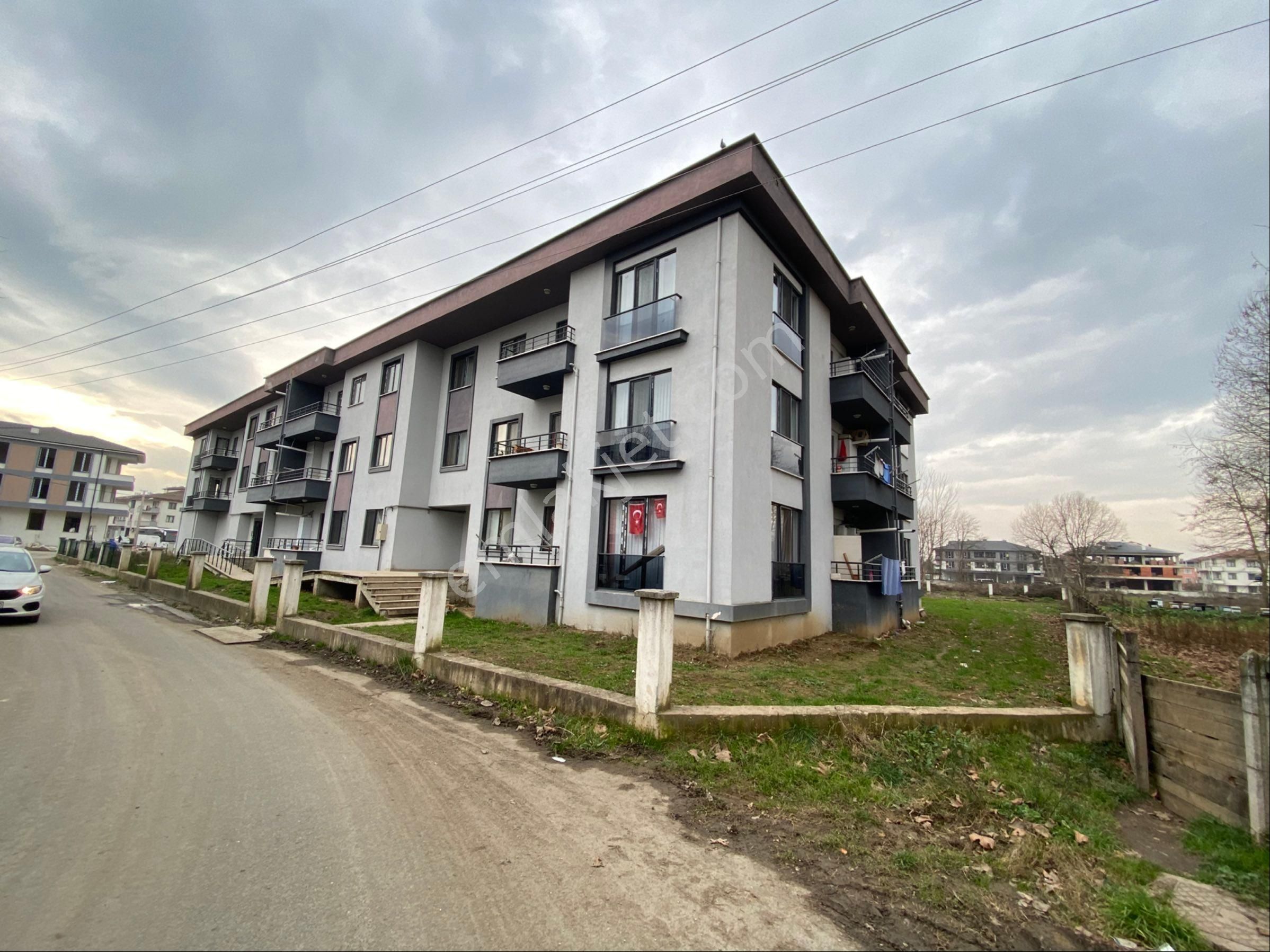 Düzce Merkez Azmimilli Satılık Daire Akmanoğlu Emlak'tan Satılık 2+1 85 M2 Full Eşyalı Daire Azmimillli Mahallesi