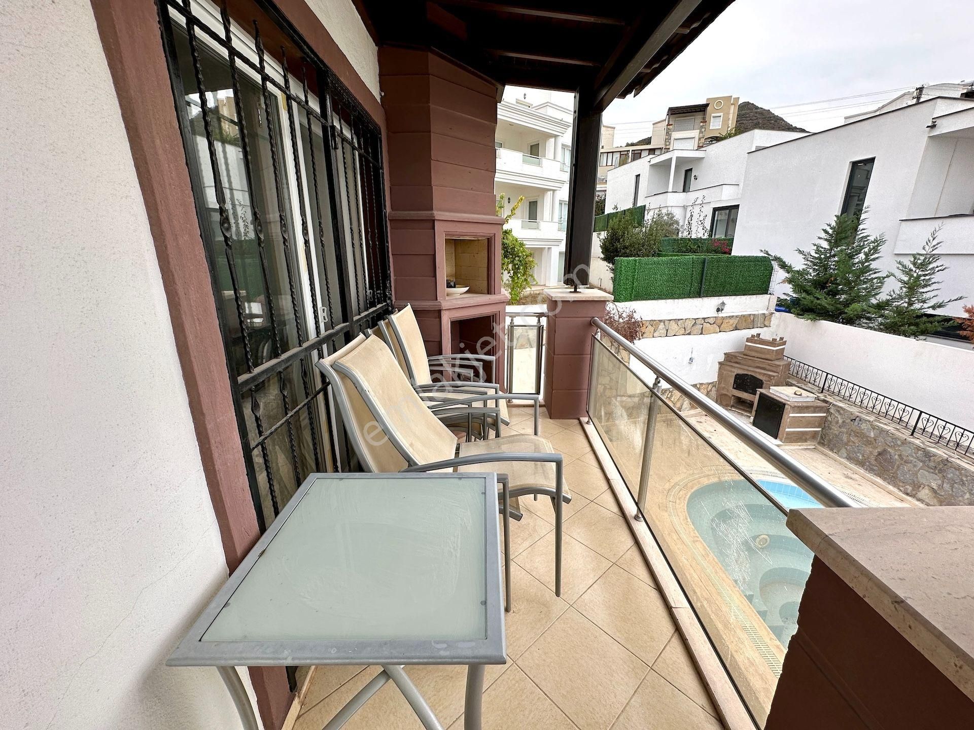 Turgutreis Merkezde Deniz Manzaralı Havuzlu Müstakil Villa - Görsel 16