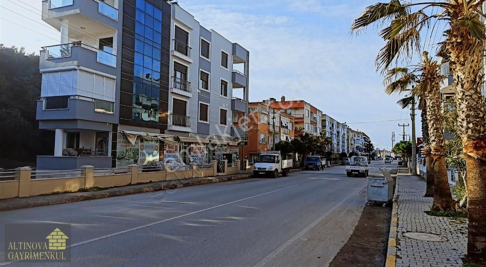 Ayvalık Küçükköy Satılık Ofis Sarımsaklı En İşlek Caddesinde Satılık Dükkan