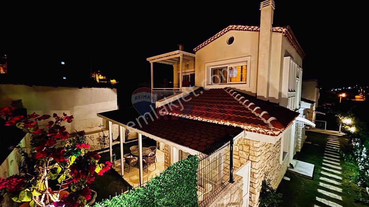 Urla Bademler Satılık Villa Remax Zümrüt'ten Urla'da Merkezi Konumlu Muhteşem Villa