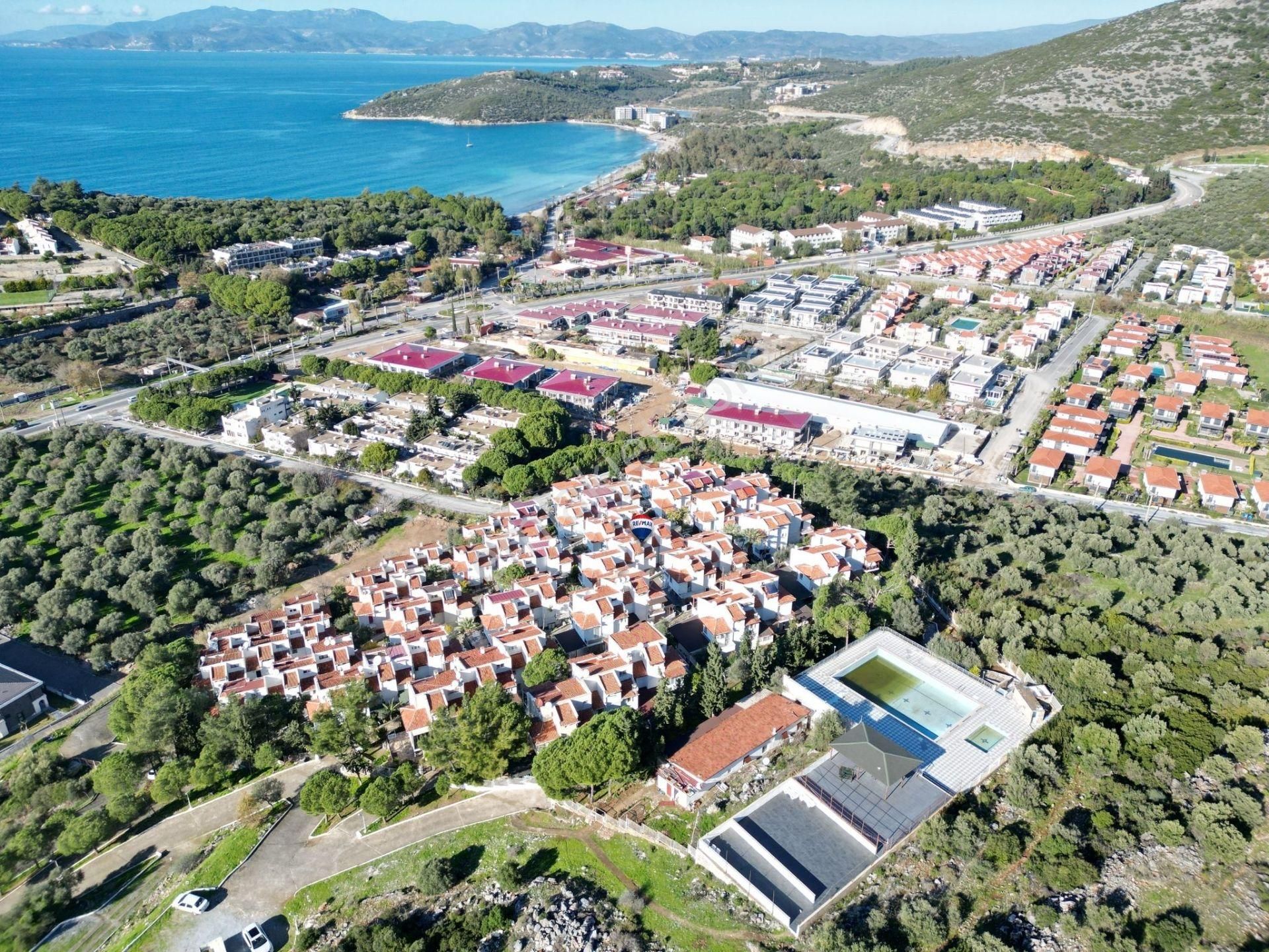 Kuşadası Bayraklıdede Satılık Villa Havuzlu Site İçerisinde, Deniz Manzaralı Satılık 4+1 Villa