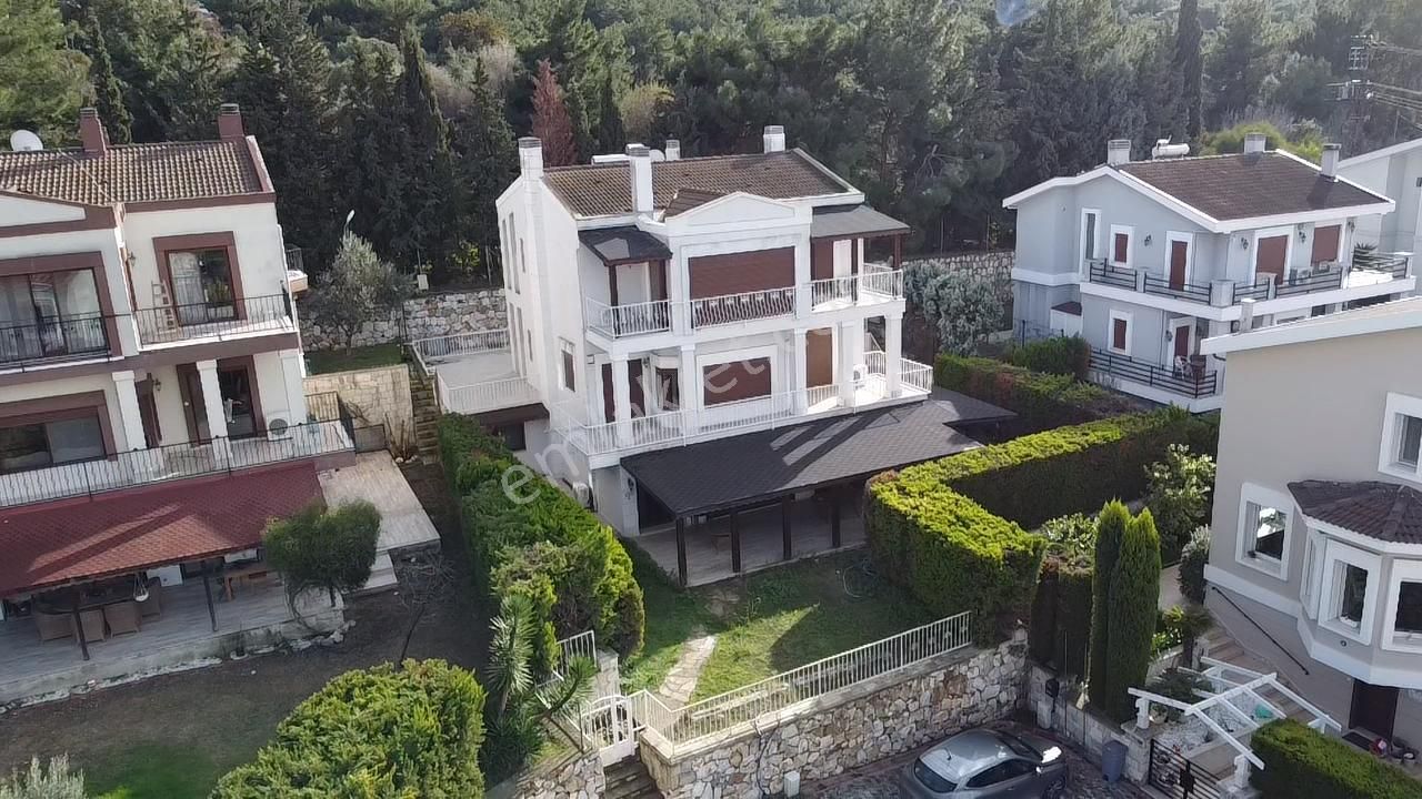 Urla Kalabak Satılık Daire Urla Locateden Deniz Manzaralı Tripleks Site İçinde Villa