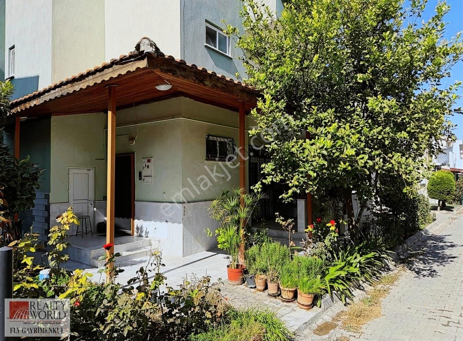 Yunusemre Güzelyurt Satılık Villa Güzelyurt Mahallesi Ekin Sitesi Satılık Tripleks Villa