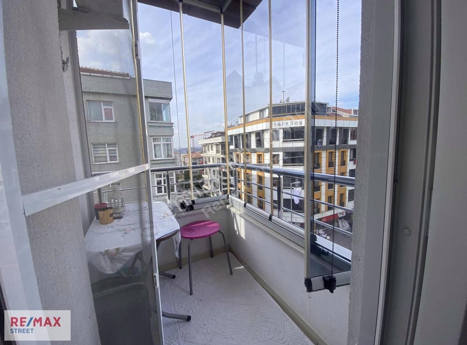 Küçükçekmece Yeni Mahalle Satılık Daire Remax Street Yenimahalle'de 3+1 Merkezi Konumda Satılık Daire