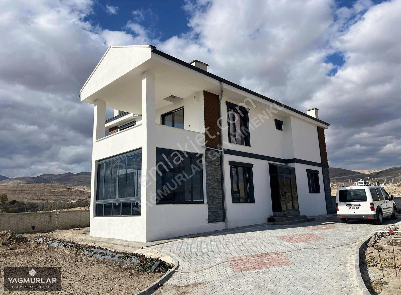 Niğde Merkez Hançerli Köyü Satılık Villa Yağmurlar Gayrimenkul'den Hançerli Lüx 5+1 Harika Satılık Villa.