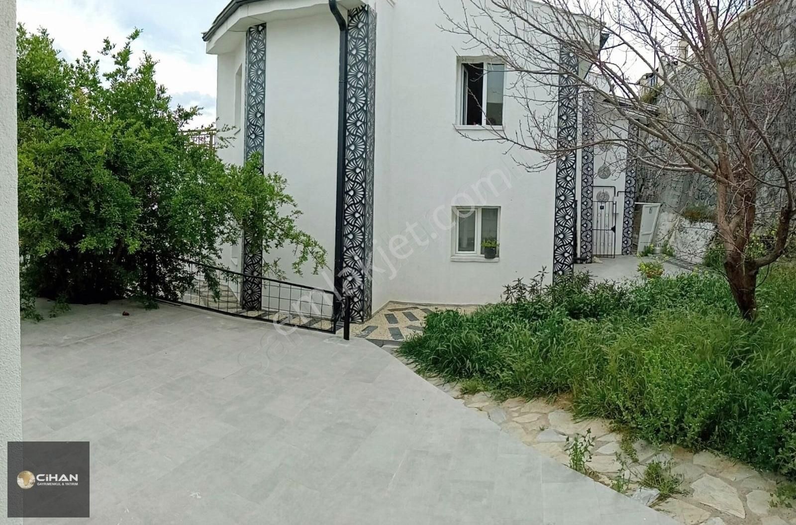 Kuşadası Yavansu Satılık Villa Havuzlu Sitede Daire Fiyatına Deniz Manzaralı 3+1 Villa