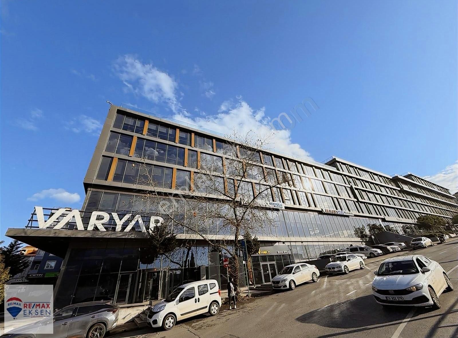 Pendik Esenyalı Satılık Plaza Katı Pendik Varyap Plaza'da E5 Üzeri Deniz Manzaralı Boş Satılık Ofis