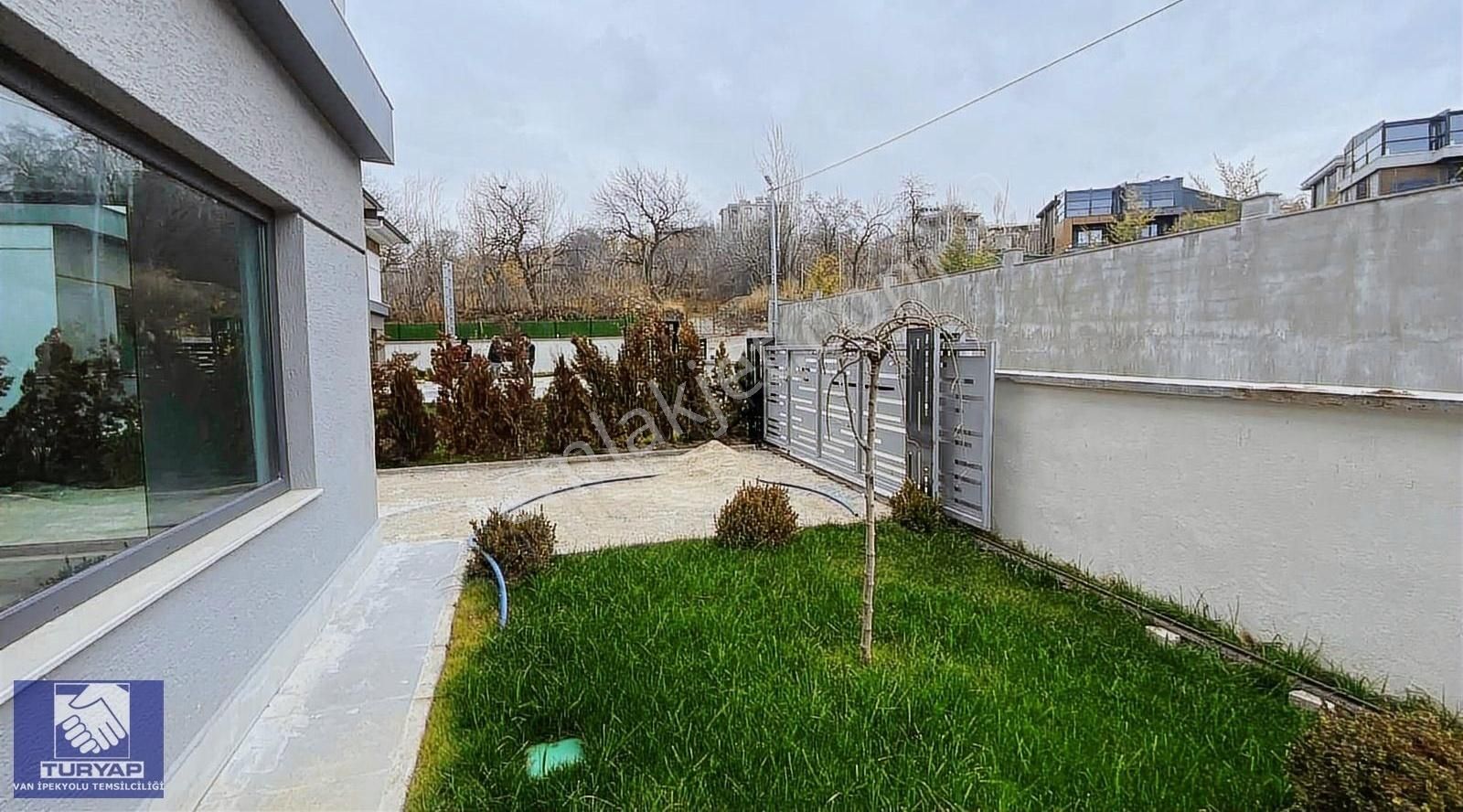 Edremit Yeni Cami Satılık Villa Turyap'tan Edremitte Satılık 5+1 Göl Manzaralı Triplex Villa