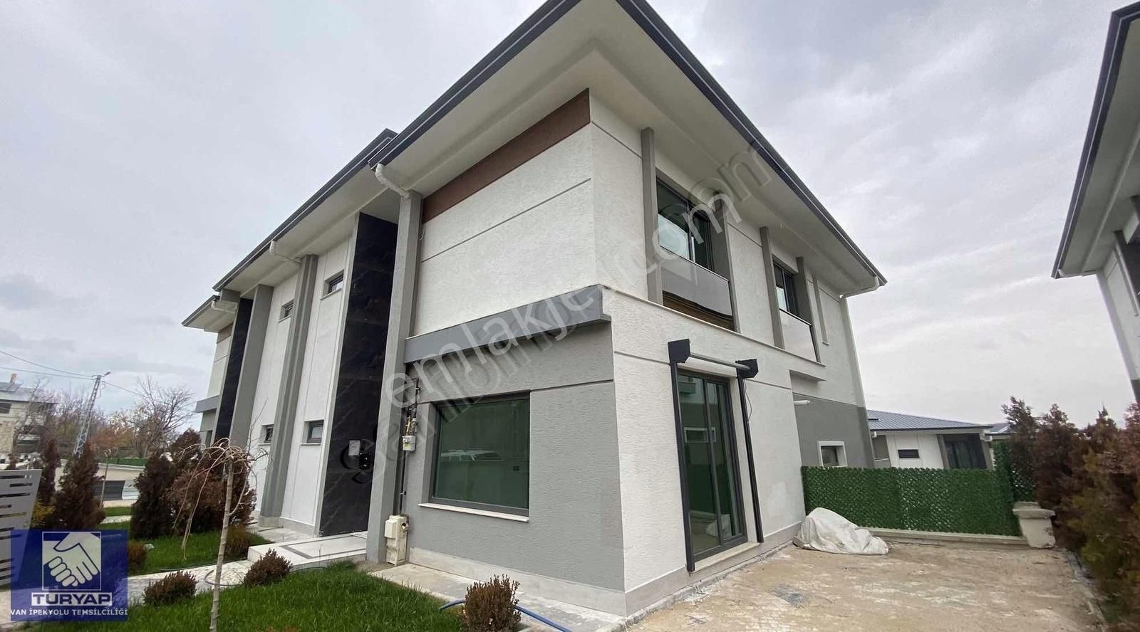 Edremit Yeni Cami Kiralık Villa Turyap'tan Edremitte Kiralık 5+1 Göl Manzaralı Triplex Villa