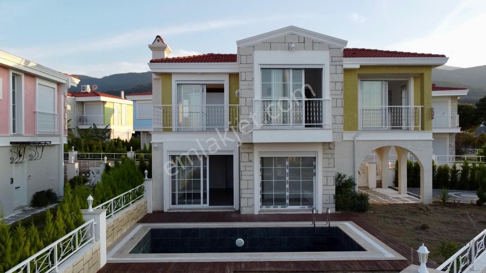 Kuşadası Davutlar Satılık Villa Özel Havuzlu Müstakil Bahçeli 4+1 Lüks Konsept Villalar