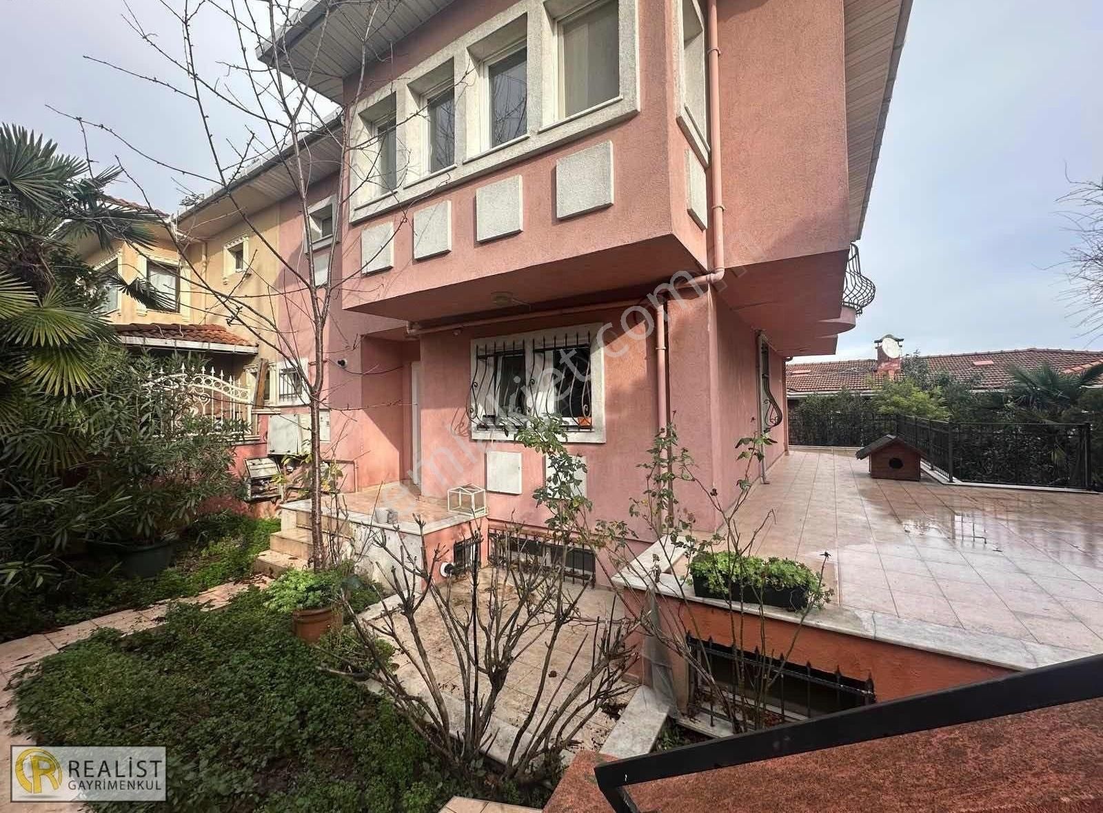 Üsküdar Bahçelievler Satılık Villa Ata 2 Sitesinde İyi Konumda 4+2 Kendine Ait Bahçeli Villa