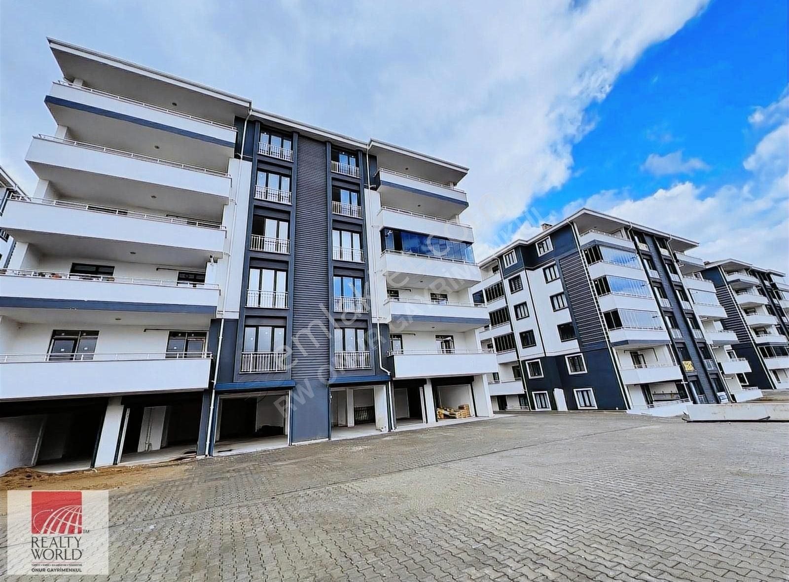 İnegöl Yeniceköy Satılık Daire Taha Dumlu'dan Site İçi 4+1 190 M2 Göl Manzaralı Lüks Daire