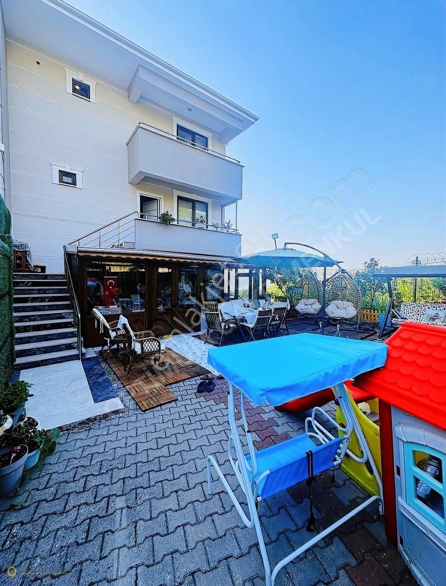 Başiskele Şehitekrem Satılık Villa Başiskele'de Satılık Ayrı Girişli 8+2 Fourlex Villa