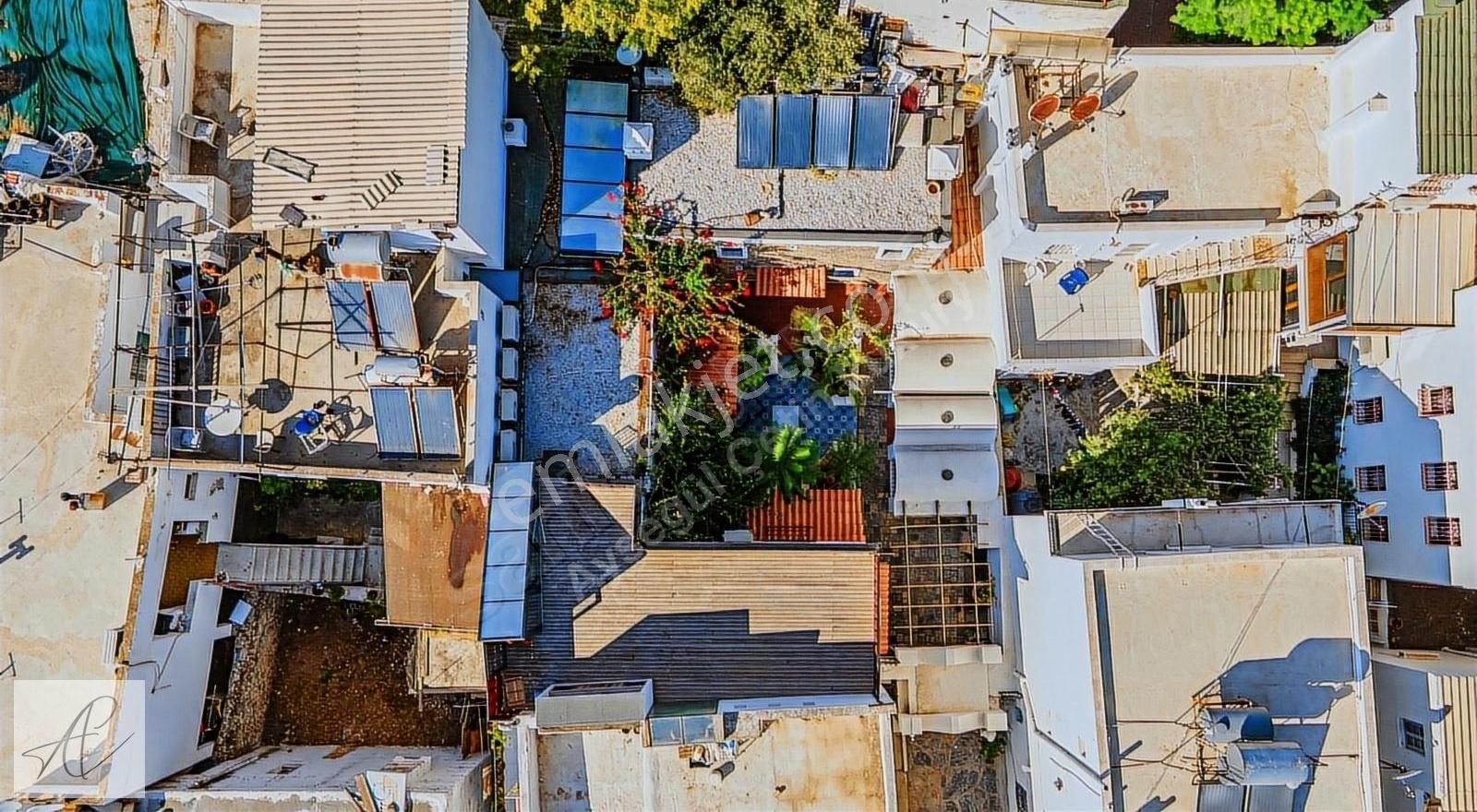 Bodrum Türkkuyusu Satılık Villa Bodrum Merkez'de Yenilenmiş Avlulu Taş Ev