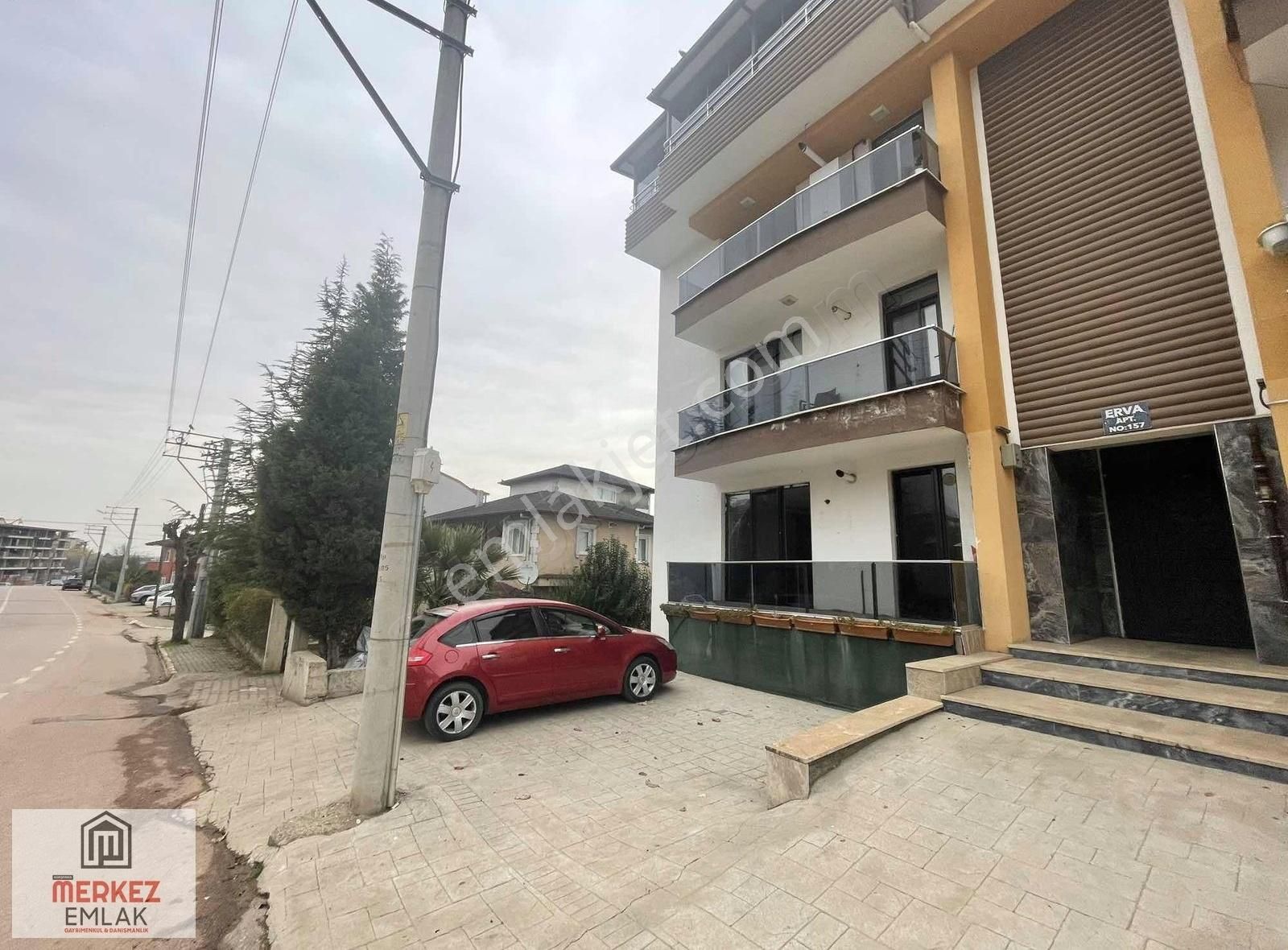 Başiskele Döngel Kiralık Daire Başiskele Millet Caddesi Üzerin'de Kiralık 3+1 Bahçe Dubleks