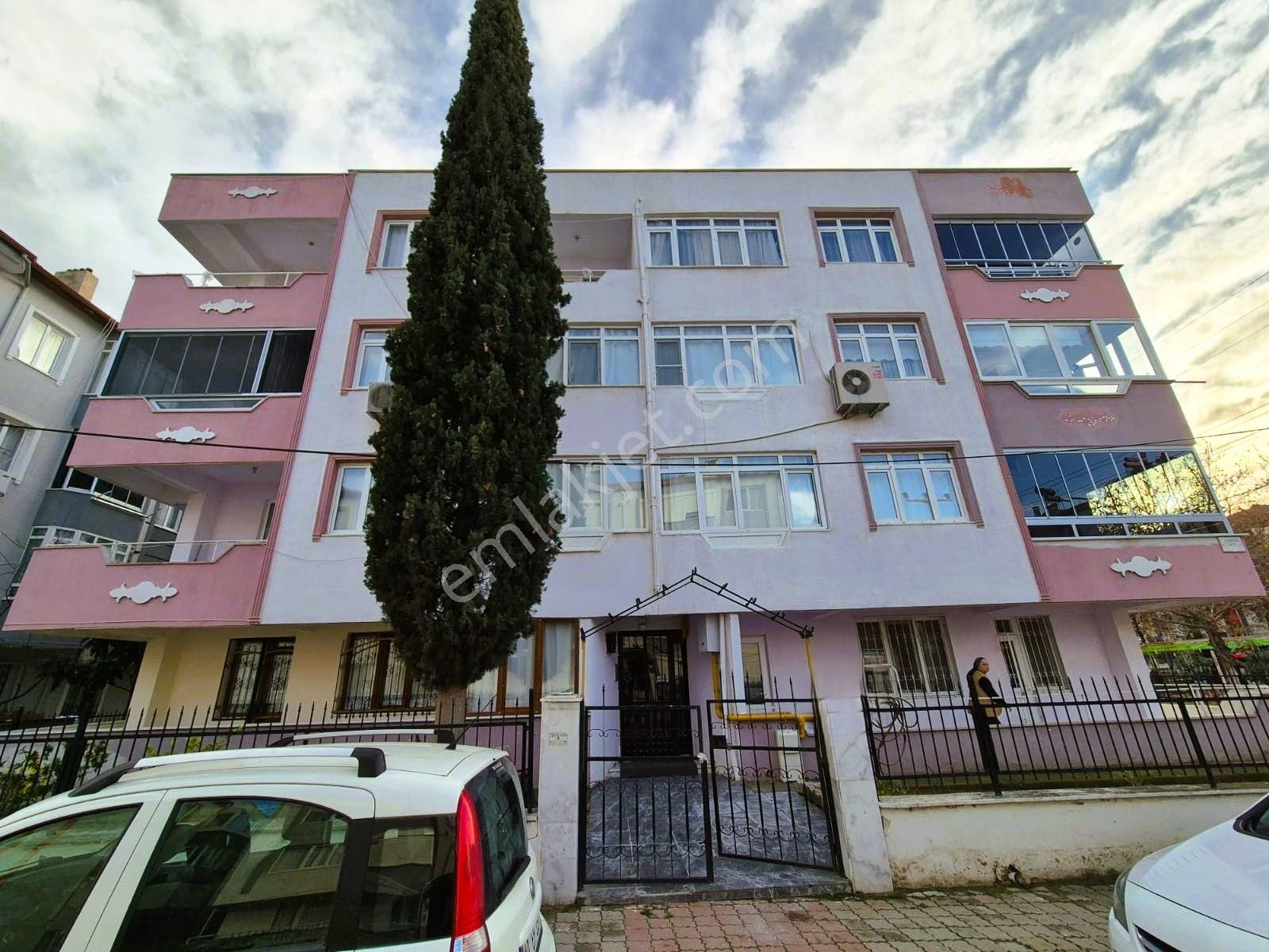 Edremit Altınkum Satılık Daire 🏡🏡alçınar Emlaktan Arakat Çift Wc Ayrı Mutfak 2+1 Daire🏡🏡