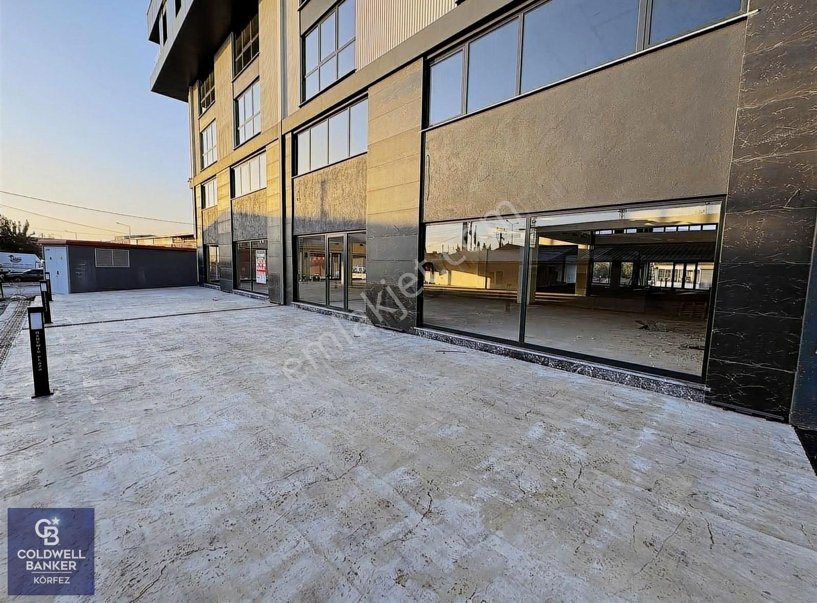 Edremit Kipa Avm Yanı Özdemir Plaza'da Kiralık Dükkanlar