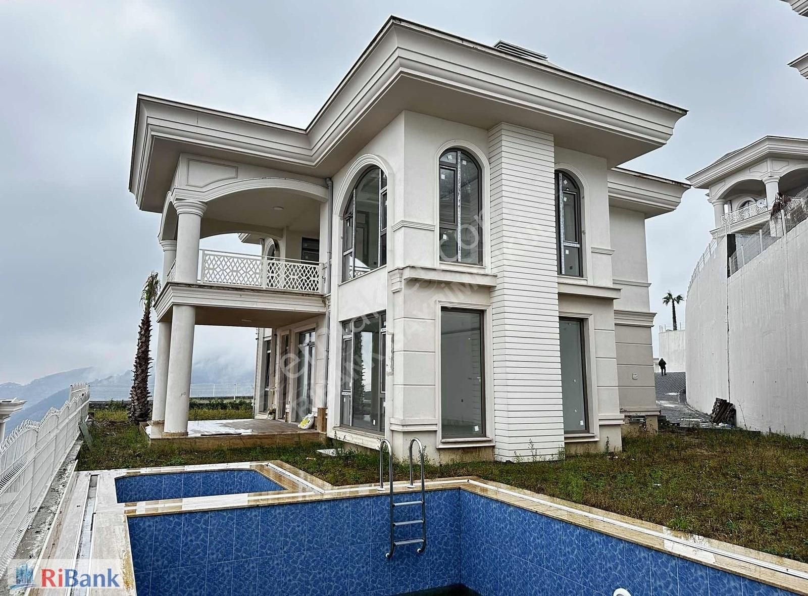 Başiskele Yuvacık Yakacık Kiralık Villa Zümrüd-ü Anka 1'de Kiralık 380 M2 Deniz Man. Havuzlu Villa