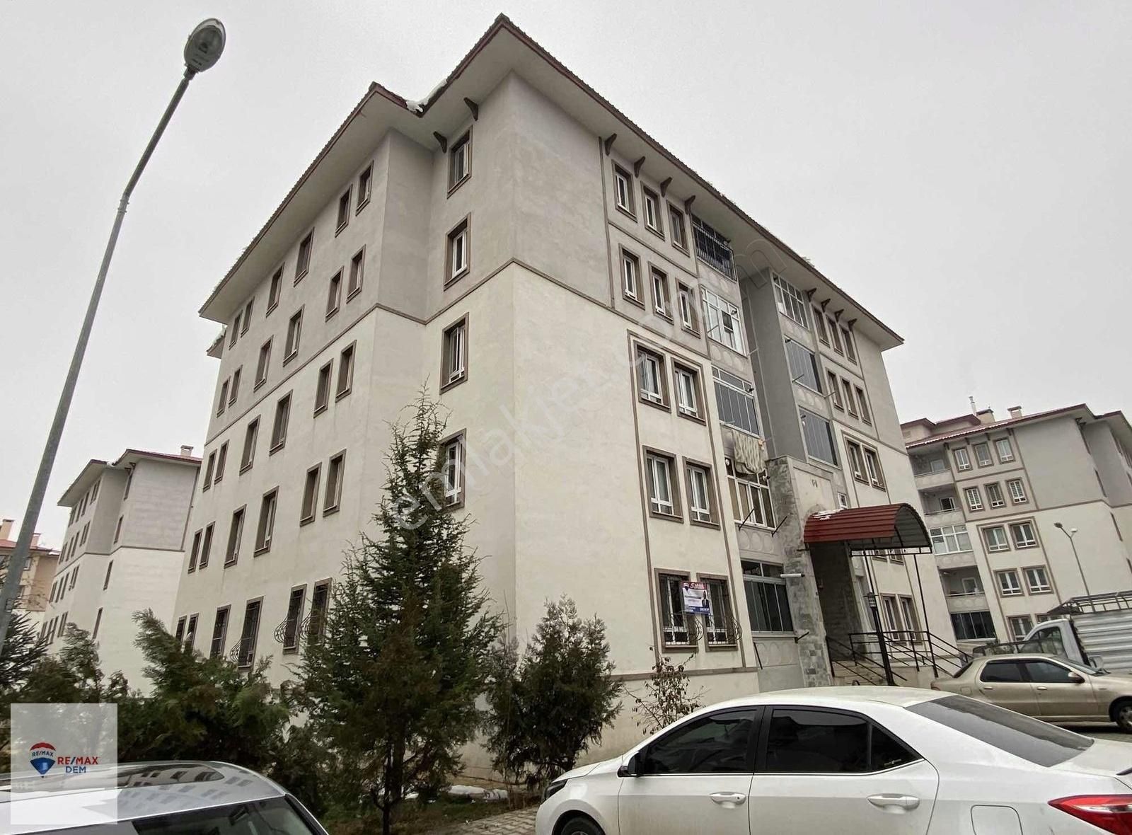 Erzincan Merkez Ulalar Satılık Daire Re/max Dem'den Ula Tokide Satılık 3+1 Yapılı Geniş Fırsat Daire