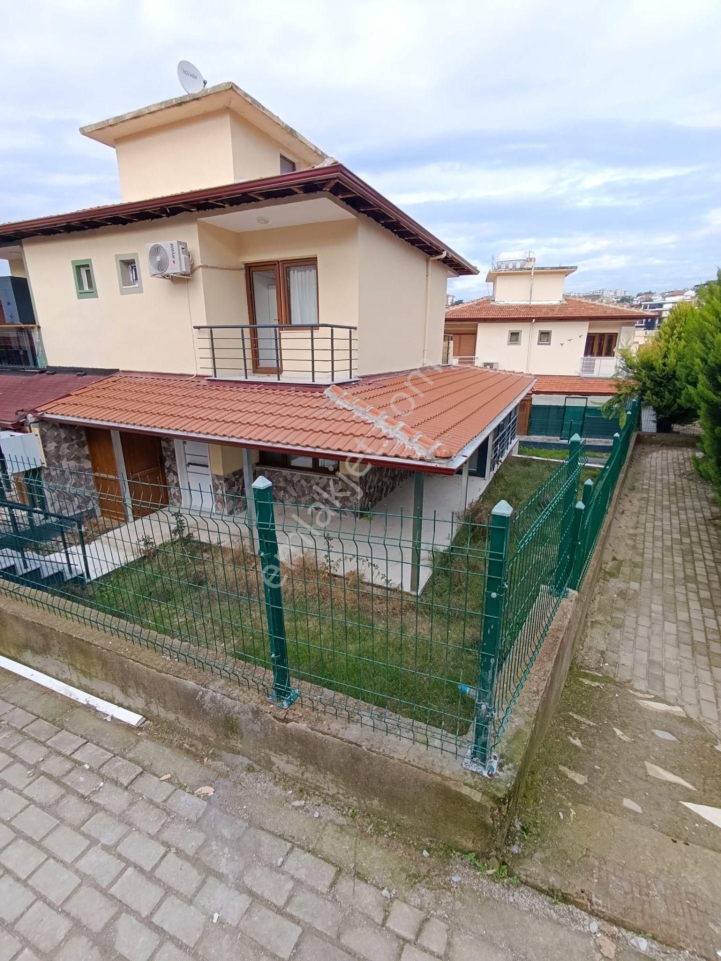 Kuşadası Kadınlar Denizi Satılık Villa Mavi Bayrıklı Plaja 200 M 3+1 Villa