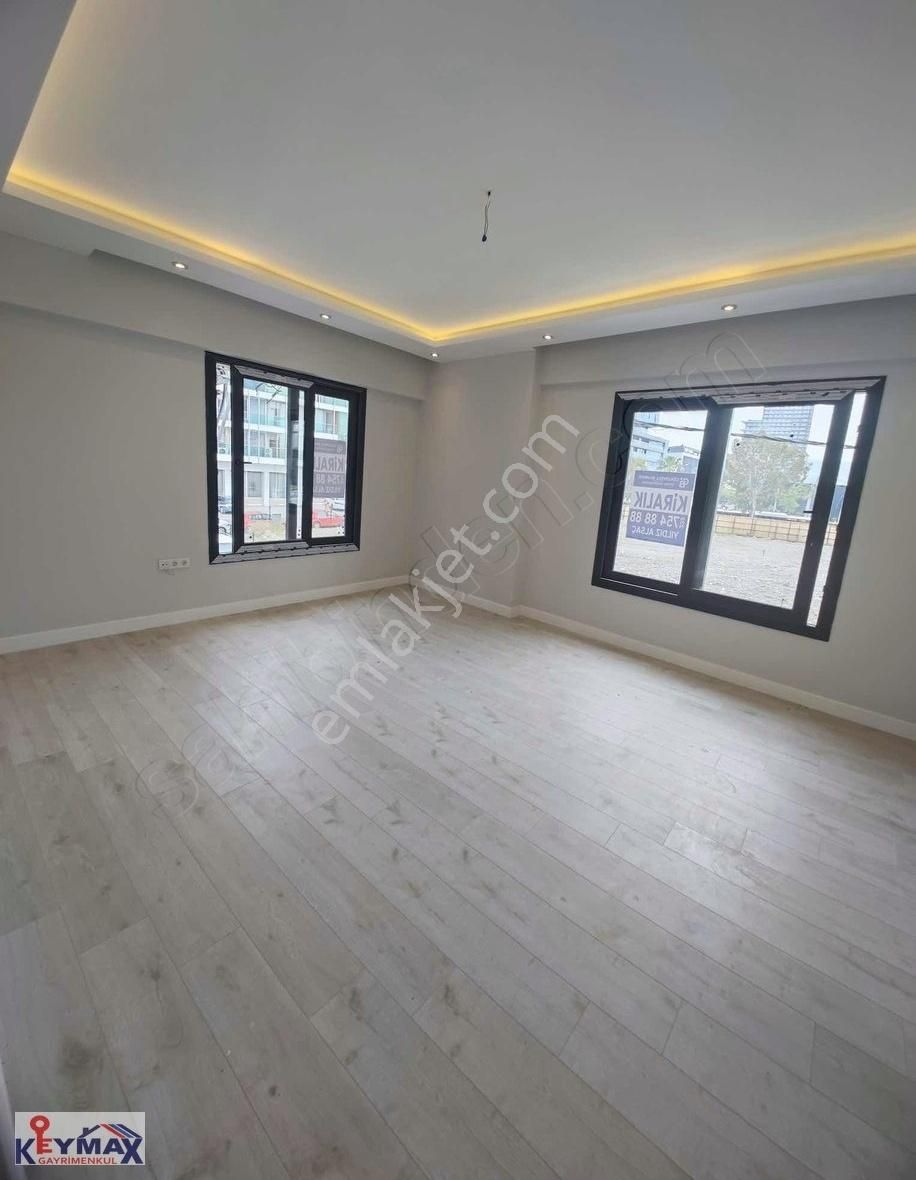 Bayraklı Mansuroğlu Kiralık Ofis Bayraklı Adliyerin Tam Ortasında Merkezi Sıfır Lüx Plazada 2+1