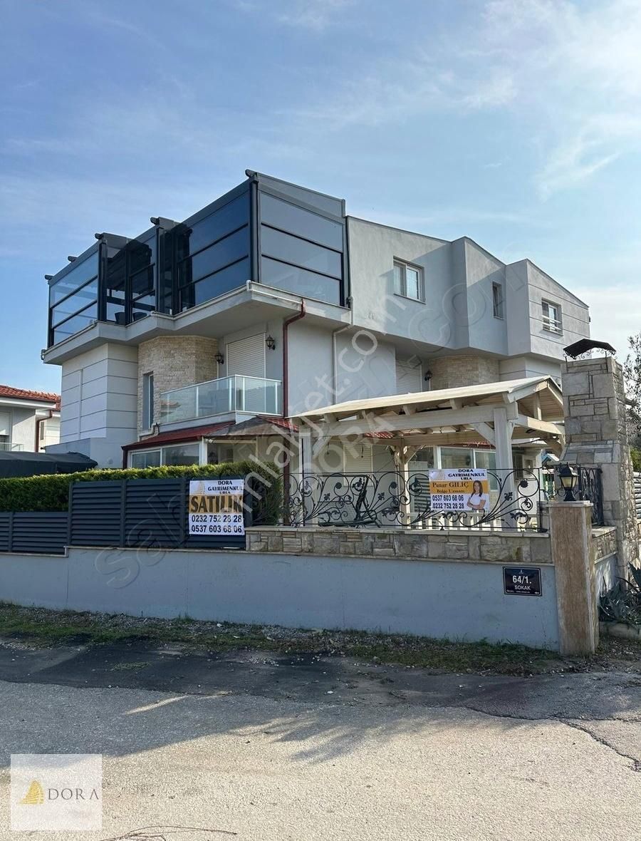 Urla Denizli Satılık Villa Çeşmealtında 7+2 Müstakil Bahçeli Site İçi Havuzlu Villa