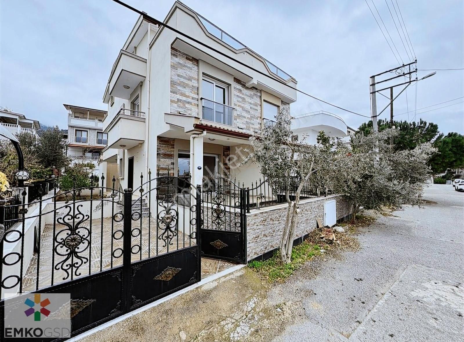 Menderes Orta Satılık Yazlık Deniz Manzaralı Müstakil Otoparklı 3+1 Villa - E M K O G S D -