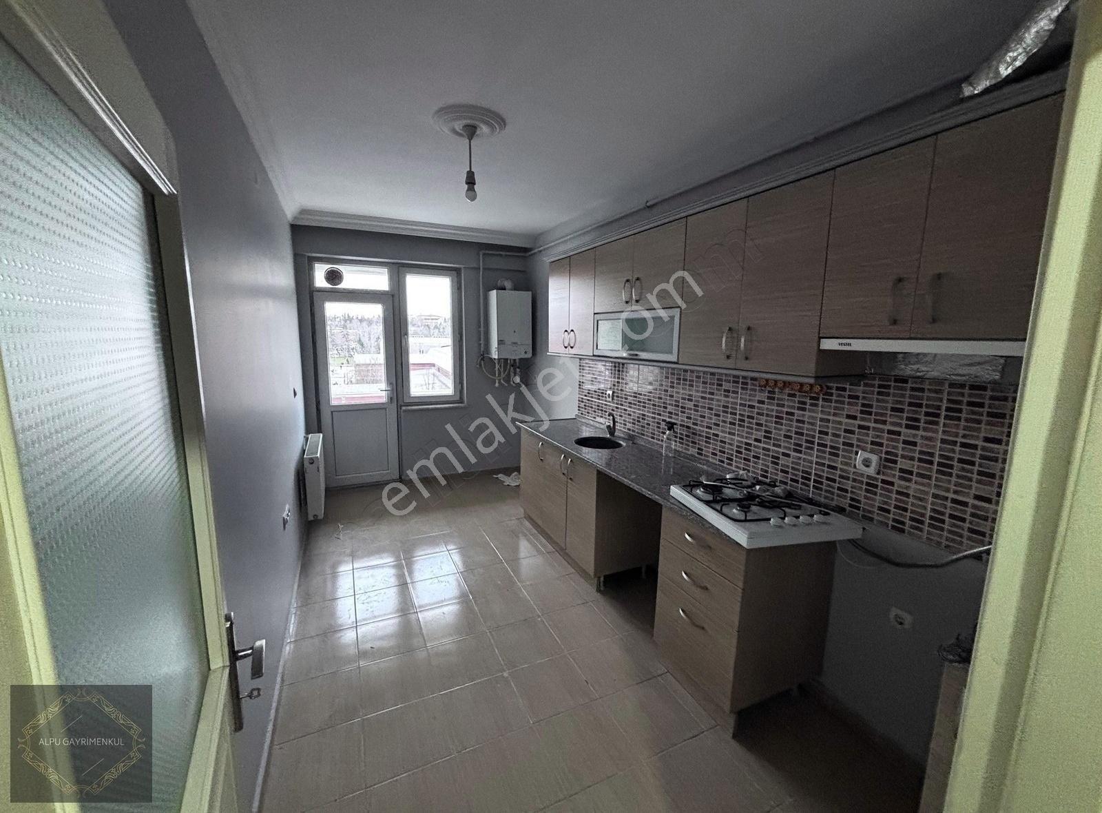 Tepebaşı Şirintepe Kiralık Daire Şirintepede Bakımlı Yeni Boyalı 2+1 Daire Cadde Üzeri