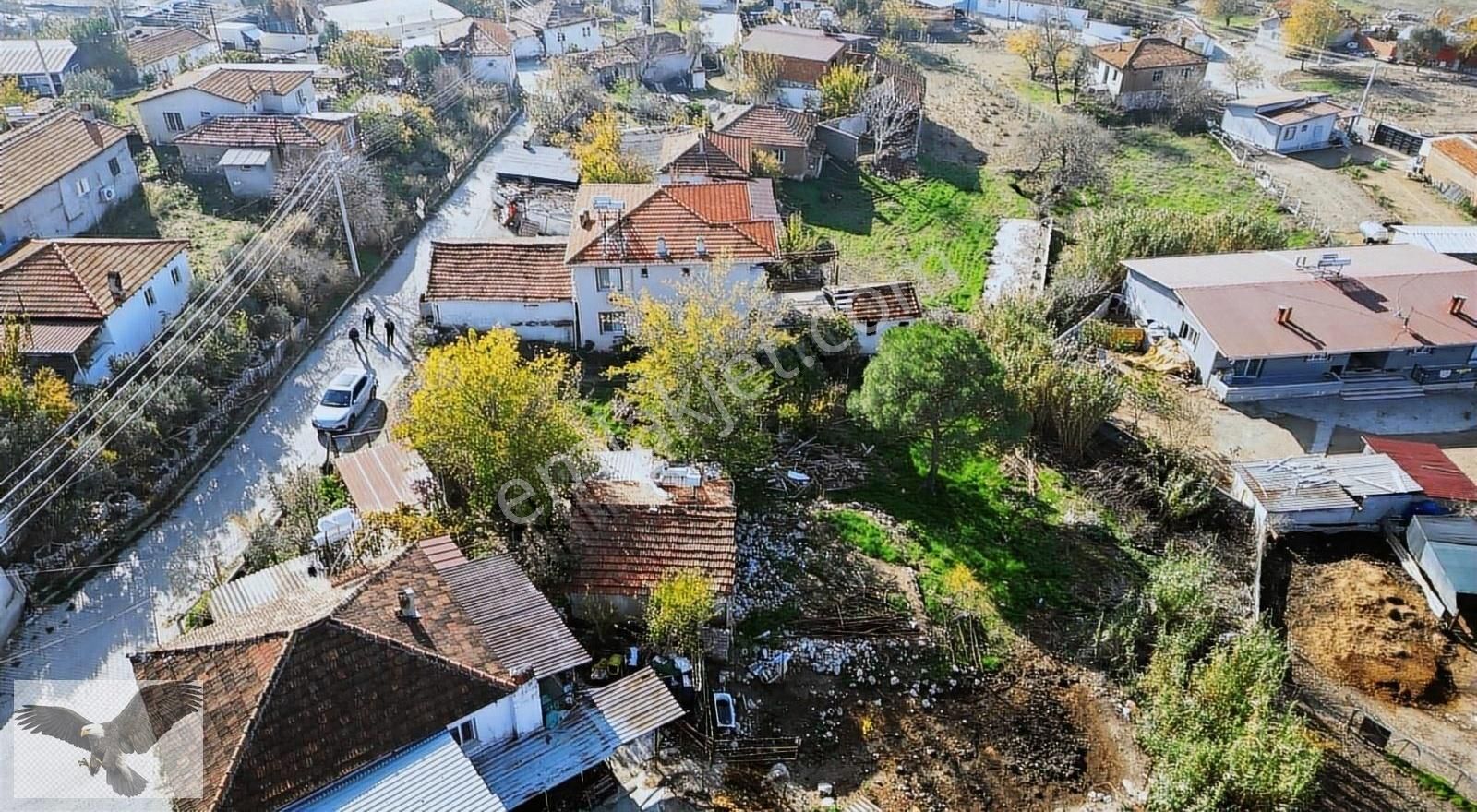 Menderes Akçaköy Satılık Konut İmarlı Menderes Akçaköyde Köyiçi Tek Tapu 844 M2 İçinde Ev Olan Arsa