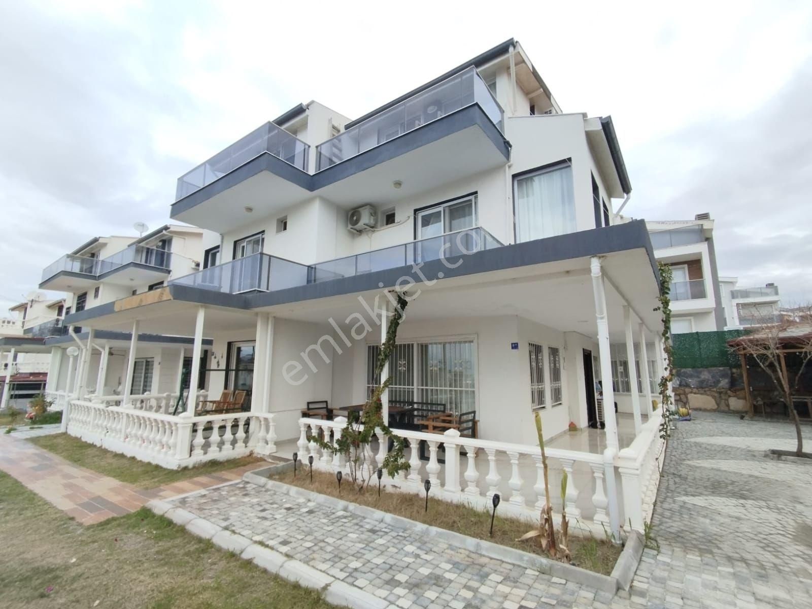 Kuşadası Soğucak Satılık Villa Kuşadasında Havuzlu Sitede Deniz Manzaralı Köşe Konumlu 4+1 Villa