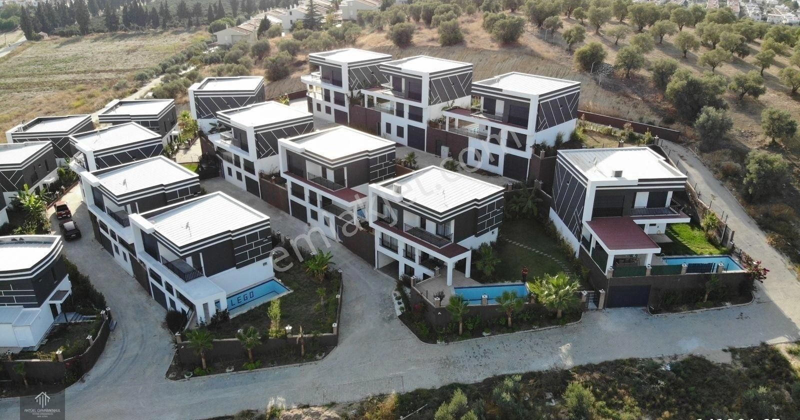 Kuşadası Karaova Satılık Villa Kuşadası Karaovada Kapalı Otoparklı Geniş Bahçeli Villa