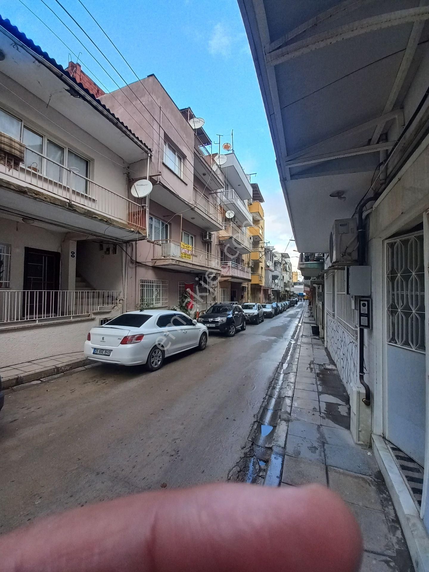 Bornova Zafer Satılık Daire İzmir Bornova Zafer'de Satılık 1.kat 2+1 Daire