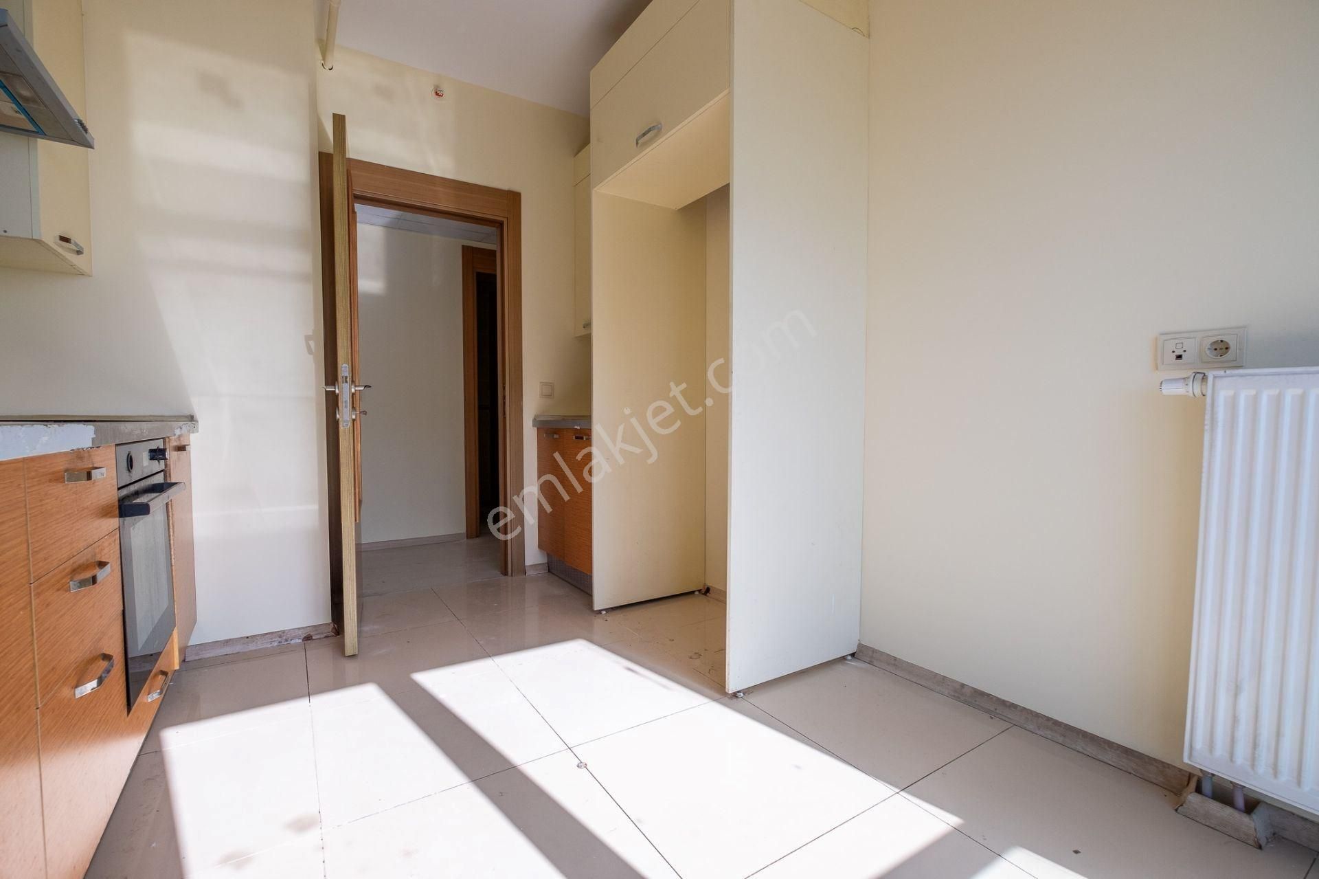 Beylikdüzü Kristal Şehir'de Deniz Manzaralı 3,5+1 Satılık Daire
