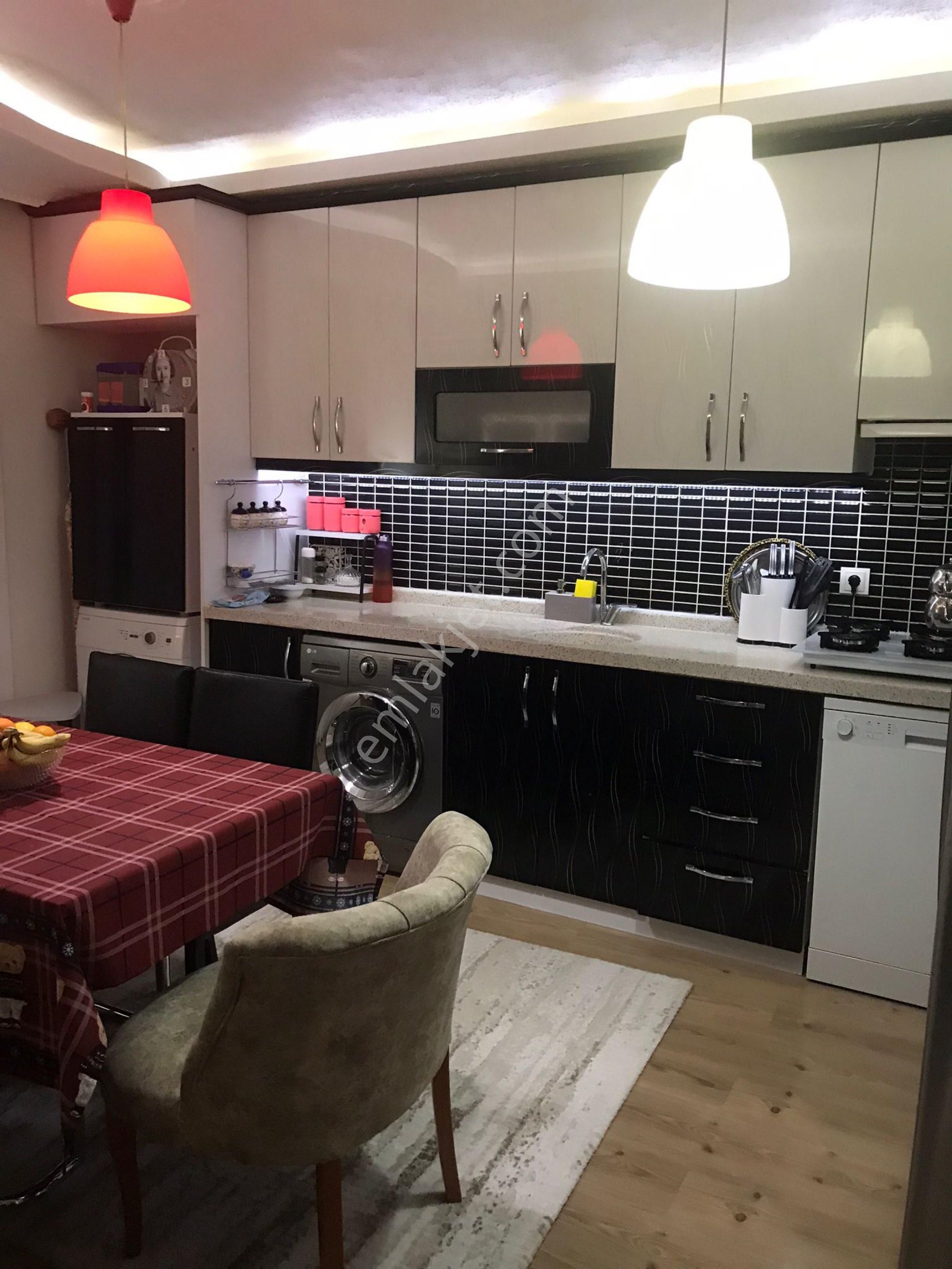 Karabağlar Refet Bele Satılık Daire Satılık Refetbele Mahallesin'de 2+0 80 M2 Kullanışlı Daire