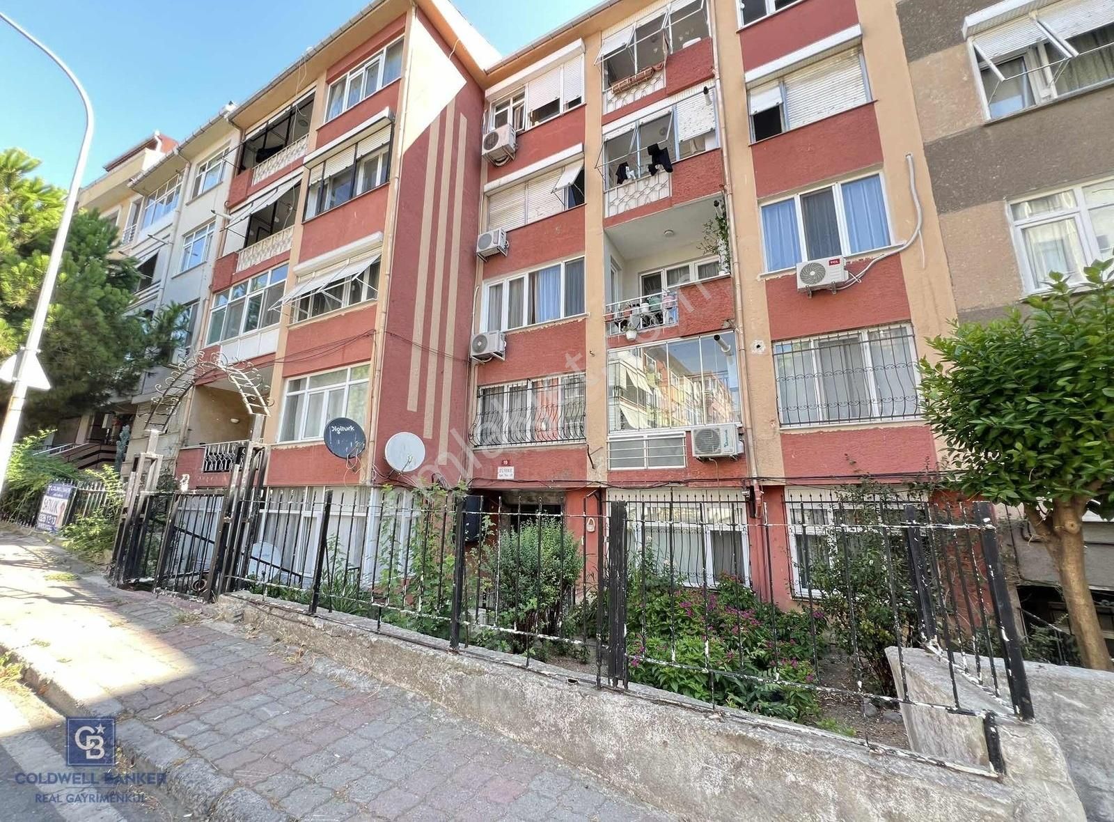 Kadıköy Acıbadem Satılık Daire Acıbadem Yeni Mütevelli Sokakta Balkonlu Boş Ara Kat Daire