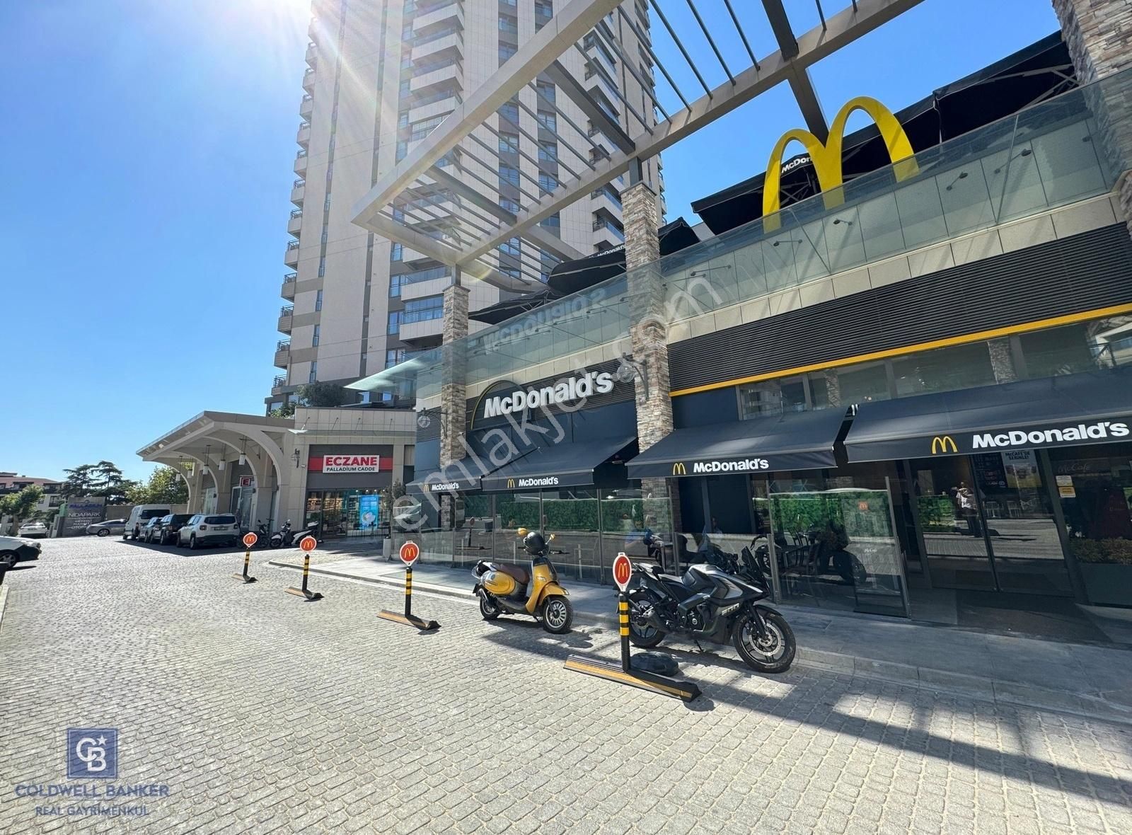 Maltepe Çınar Kiralık Dükkan & Mağaza Palladium Cadde Nidapark'da Bacalı Ön Kullanımlı Kiralık Dükkan