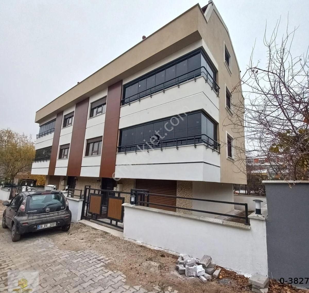 Tepebaşı Sazova Satılık Villa Sazova Mahallesinde Ziraat Caddesi Yakını Satılık Tripleks Villa