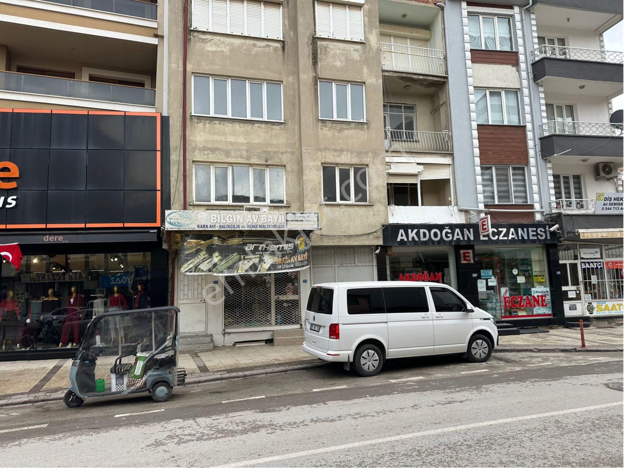 Çivril Çarşı Satılık Daire Yerli Gayrimenkul'den Uşak Caddesinde İster Daire İster Ofis