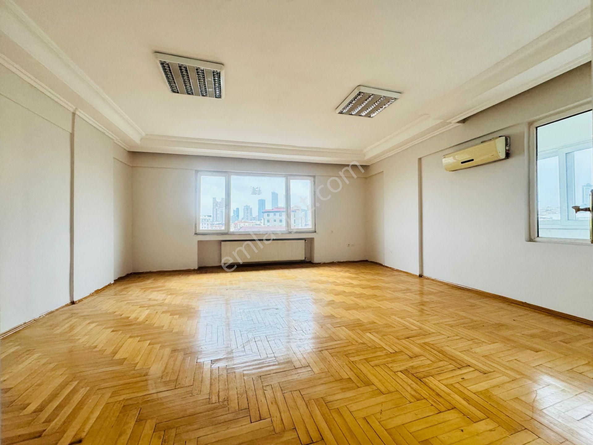 Kayışdağı Caddesi’nde 160m² Net, 5+1 Dubleks Kiralık Ofis – Ferah, Merkezi Konumlu, Prestijli