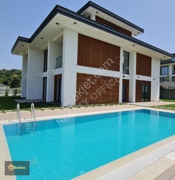 Sarıyer Zekeriyaköy Kiralık Villa Realty Ogeday Söğüt Köy Zekeriyaköy Havuzlu Müstakil Villa