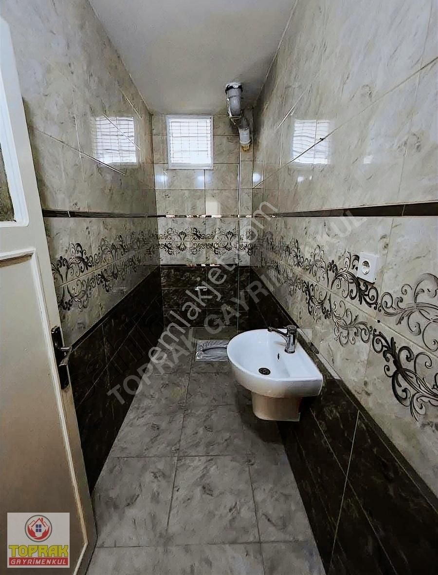 Çukurova Mahfesığmaz Kiralık Daire Karslılarda Geniş Oturumlu 3+1 Bahçeli Fırsat Daire