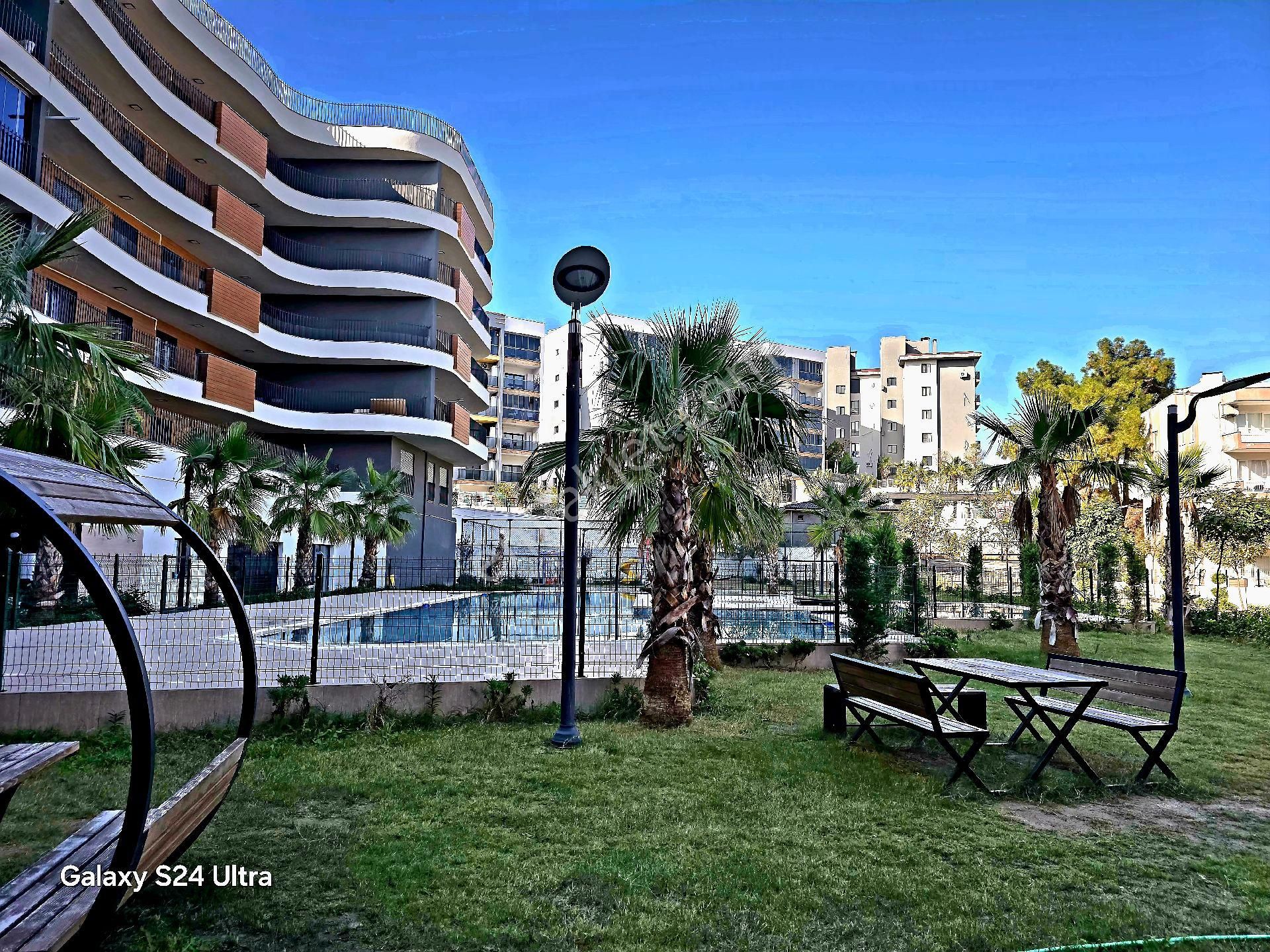 Kuşadası Merkezde Residans Havuzlu Sitede Arakat Geniş 2+1 110m2 Doğalgazlı Lux Daire - Görsel 3