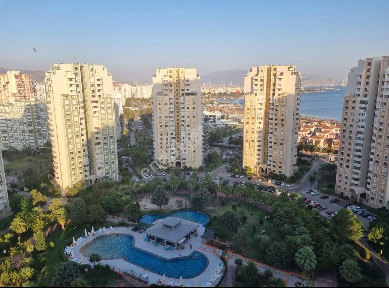 Karşıyaka Mavişehir Satılık Daire Mavişehir Albatros Sitesi 2 + 1 Satılık Deniz Ve Havuz Manzaralı