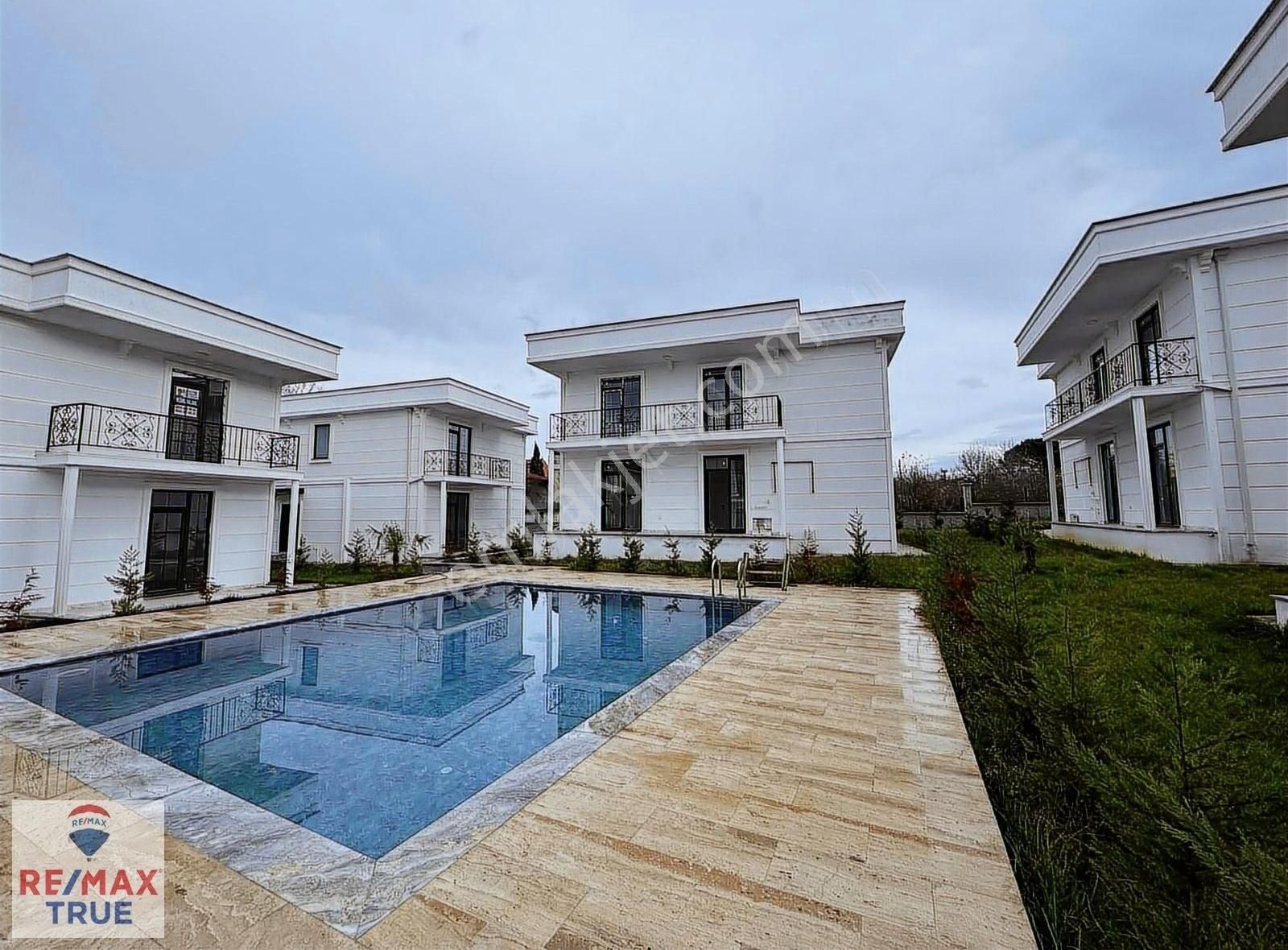 Kartepe Fatih Sultan Mehmet Satılık Villa Fsm Mah. Site İçi Havuzlu 4+1 180 M2 Müstakil Bahçeli Villa