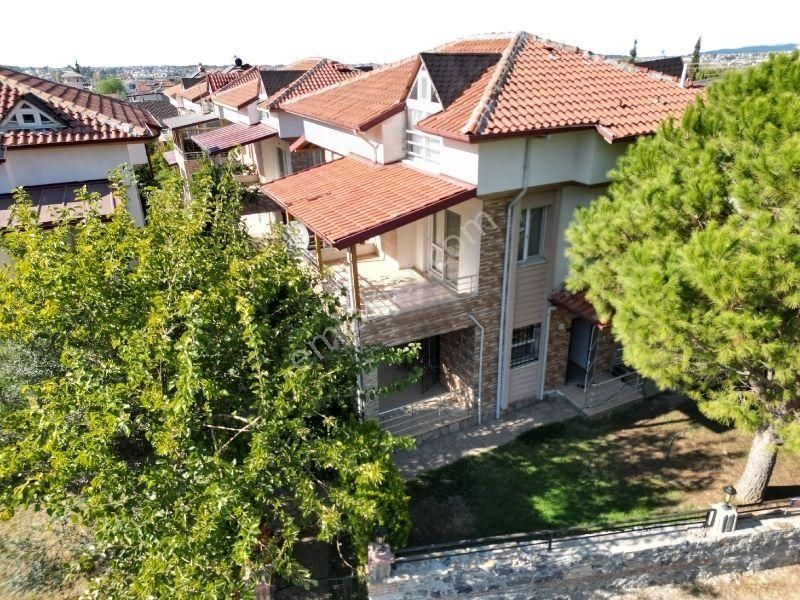 Kuşadası Güzelçamlı Satılık Villa Güzelçamlı'da Tripleks 5+1 Havuzlu Eşyalı Villa Fırsat Fiyata