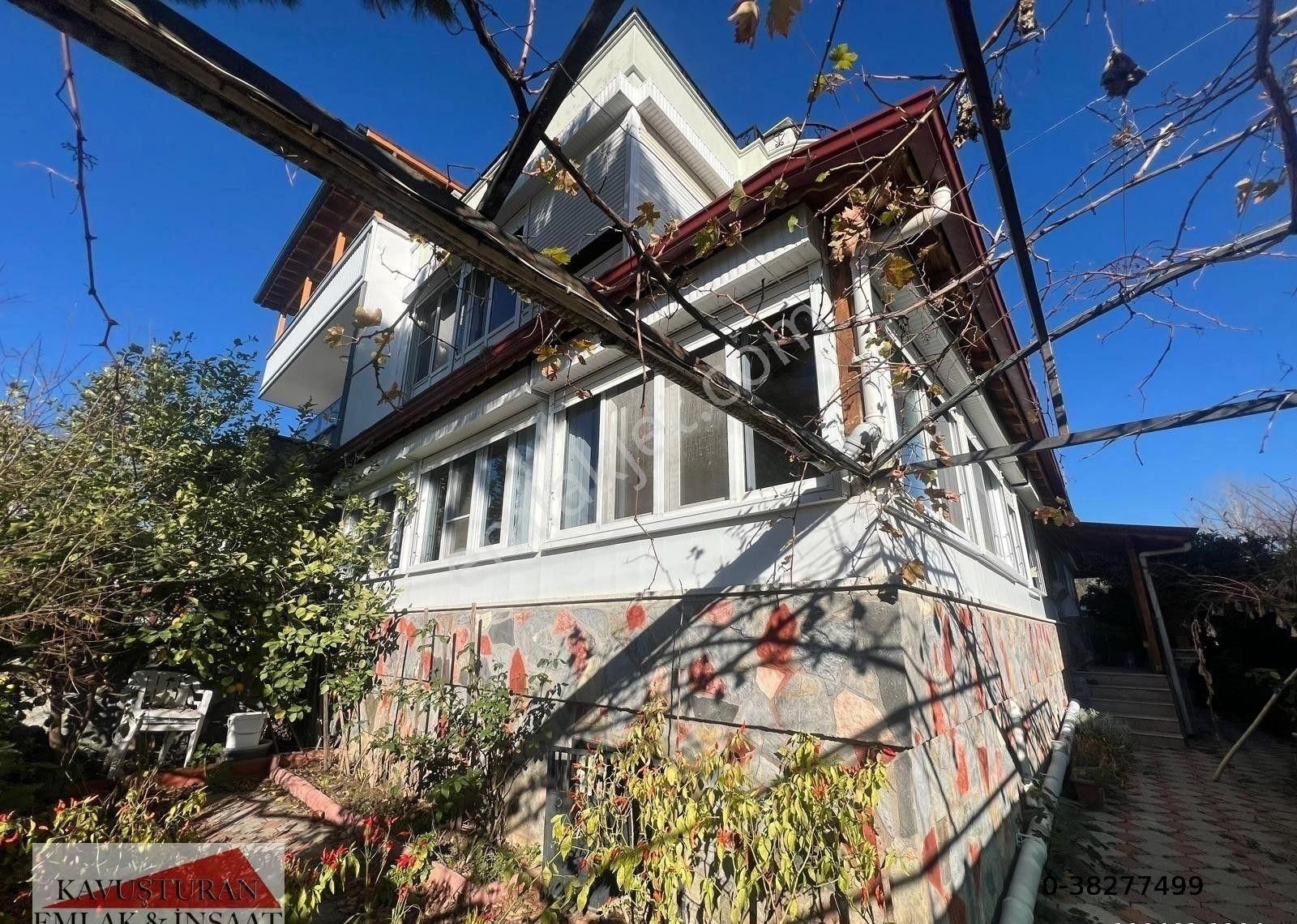 Edremit Güre Cumhuriyet Satılık Villa Kavuşturan Emlak'tan Güre İskele'de Denize 250 Metre Satılık 5+1 Triplex Villa