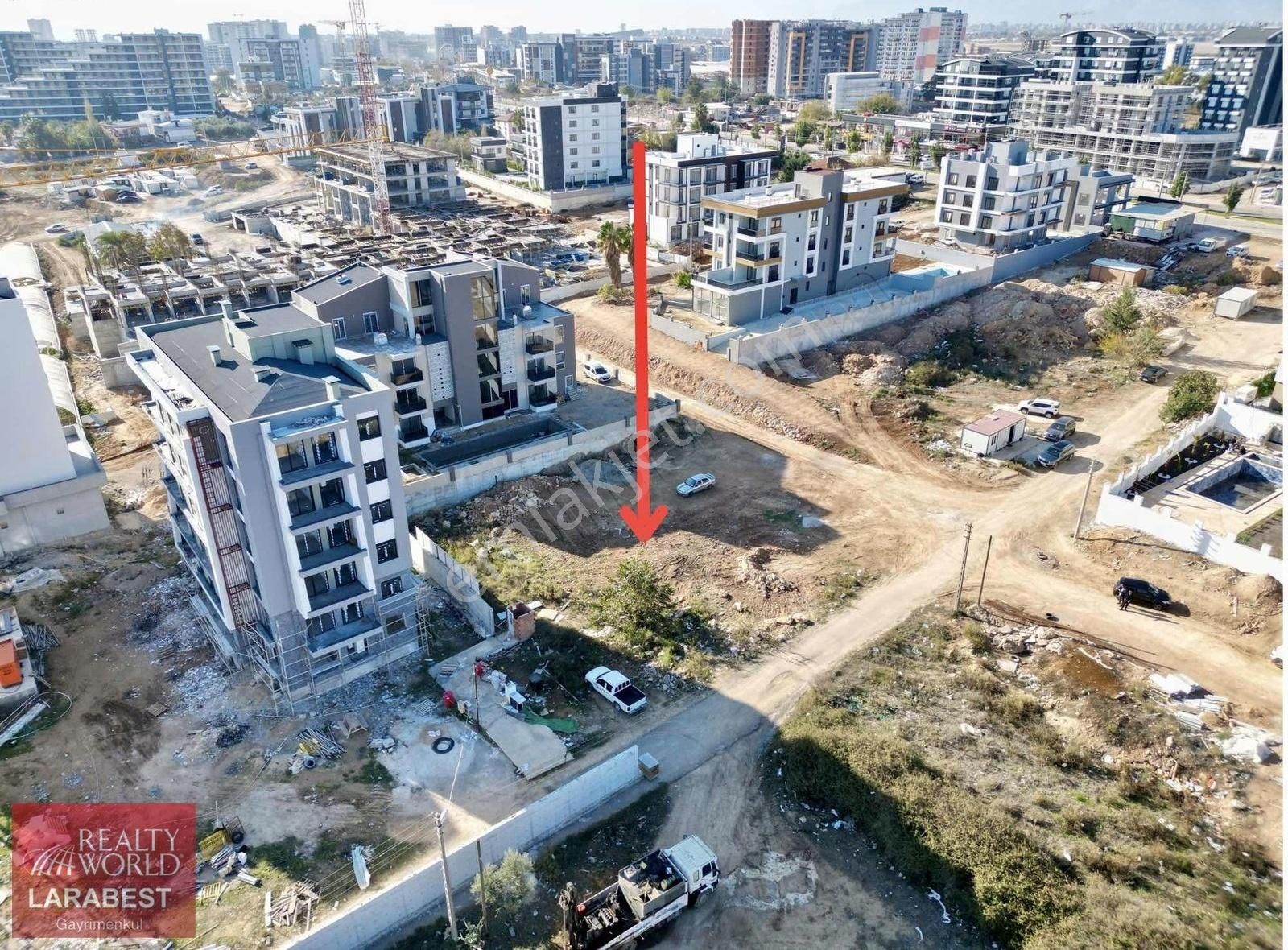 Aksu Altıntaş Satılık Ticari İmarlı Altıntaş'ta 1.307m2 Köşe Arsa